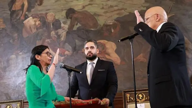 ዴልሲ ሮዴሪጌዝ የቬንዙዌላ ጊዜያዊ ፕሬዝዳንት ሆነው ቃለ መሃላ ሲፈጽሙ