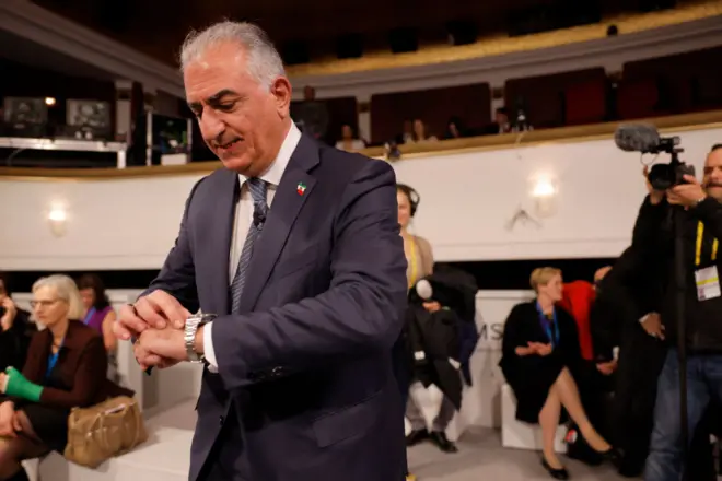 شاهزاده رضا پهلوی در کنار مسیح علی‌نژاد و نازنین بنیادی در نشستی در کنفرانس امنیتی مونیخ، نظراتش را درباره لزوم تغییر رژیم در ایران تشریح کرد