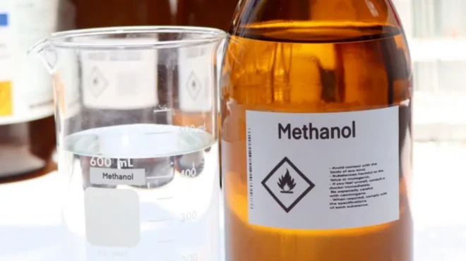 Kẹmika methanol to pọn ninu igo ati ife funfun
