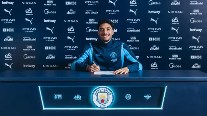 جانب من توقيع الدولي المصري عمر مرموش على عقده مع ناديه الجديد مانشستر سيتي الإنجليزي قادماً من أينتراخت فرانكفورت الألماني 