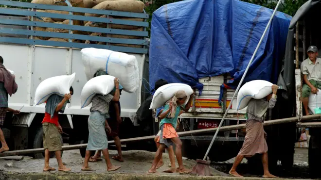 ရန်ကုန်ဆိပ်ကမ်းမှာဆန်သယ်နေကြတဲ့ လုပ်သားတွေ
