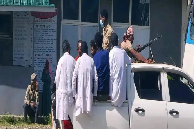 በቁጥጥር ስር የዋሉ የጤና ባለሙያዎች የደንብ ልብሳቸውን እንደለበሱ በፒክ አፕ መኪና ላይ ተጭነው፤ ጥይት የያዘ የጸጥታ ኃይል አብሯቸው ይታያል