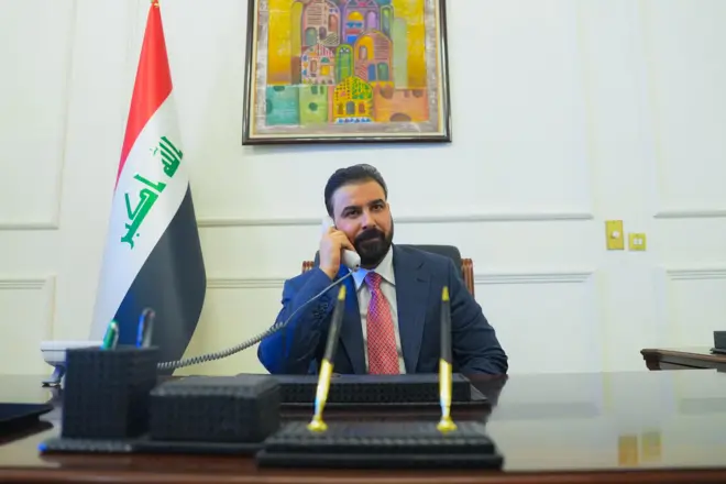رئيس الوزراء العراقي الجديد المكلف علي الزيدي يستخدم الهاتف في مكتبه ببغداد.