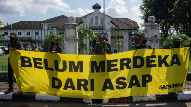 Warga korban karhutla menggelar aksi di depan PN Palembang.