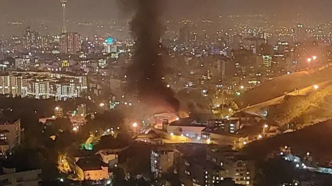 İnternette yayılan fotoğraflarda cezaevinden yükselen alevler görülüyor