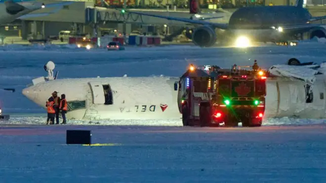 Pesawat Delta Airlines yang jatuh terbalik di Bandara Internasional Pearson Toronto, Senin (17/02).