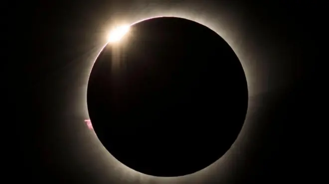 खग्रास सूर्यग्रहणात चंद्र असा दिसतो (फाइल फोटो)