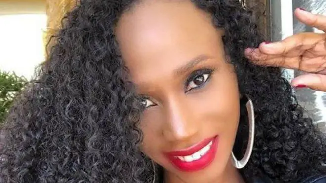  Mange Kimambi arimo kumwenyura areba muri 'camera'. Afite imisatsi miremire.