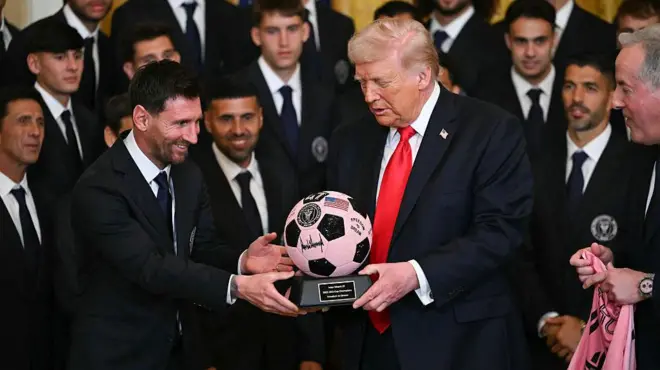 Lionel Mesi uručio je američkom predsedniku Donaldu Trampu potpisani trofej sa loptom