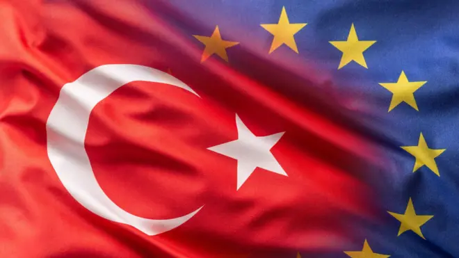 İç içe geçmiş Türkiye ve AB bayrakları.