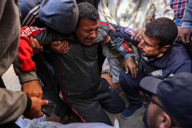 Beyt Lahiya kasabasındaki saldırıda hayatını kaybedenlerin bir yakını ayakta durmakta zorlanıyor.