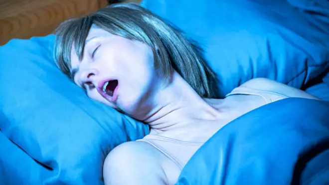 मुंह खोलकर सोना