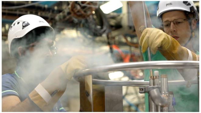 Dois cientistas trabalhando com equipamentos
