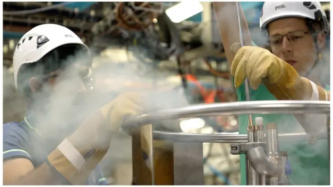 Dois cientistas trabalhando com equipamentos