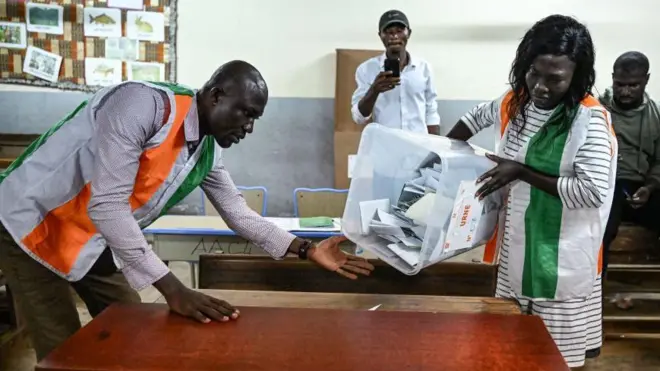 Deux agents de la Commission électorale indépendante (CEI) comptent les bulletins de vote pour les élections municipales et régionales dans la commune du quartier d'affaires des Plateaux à Abidjan, le 2 septembre 2023.