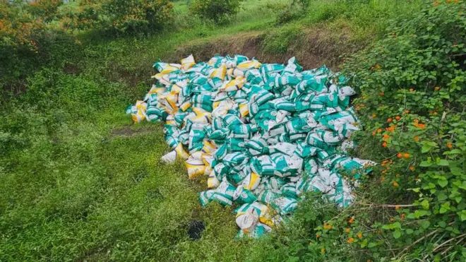 खतांच्या 2 हजार गोण्या नष्ट करण्यासाठी पडीक विहिरीत टाकल्या होत्या.