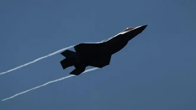 عرض جوي لطائرة لوكهيد مارتن إف-35 إيه لايتنينغ 2 العسكرية التابعة لسلاح الجو الأمريكي في معرض باريس الجوي، فرنسا، يوم الاثنين 16 يونيو/حزيران 2025. 