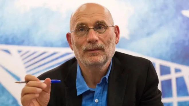 Boris Akunjin, sa olovkom u ruci, arhivska fotografija