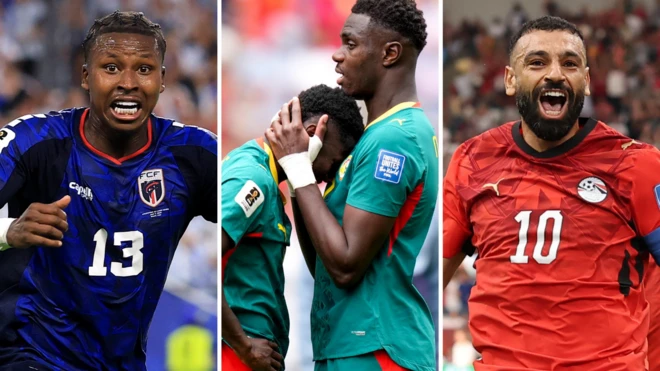 Un triptyque montre, de gauche à droite : Sidny Lopes Cabral célébrant un but, vêtu d’un maillot bleu du Cap-Vert floqué du numéro 13 blanc ; un joueur sénégalais, la tête appuyée sur la poitrine d’un coéquipier plus grand, qui le console ; et Mohamed Salah, la bouche ouverte, exultant de joie, portant un maillot rouge de l’Égypte floqué du numéro 10 blanc.