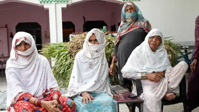 मेवात के एक घर में सदमे में बैठी महिलाएं