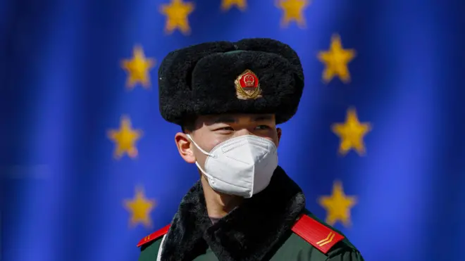Китайский военный у флага ЕС