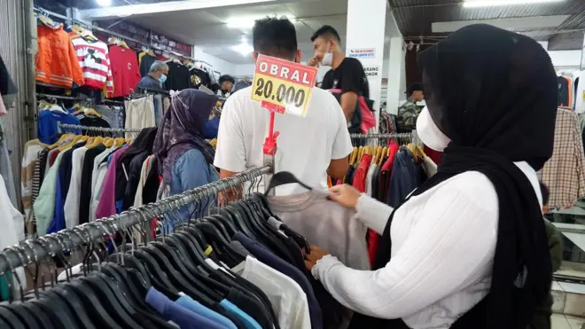 Suasana di sebuah lapak baju bekas di Kota Bandung, 14 Agustus 2022.