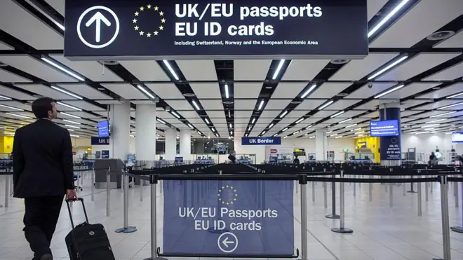 یک مسافر در محل کنترل پاسپورت در فرودگاه گتویک در جنوب لندن