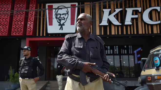 パキスタンのKFC店舗前でライフルを持つ警官