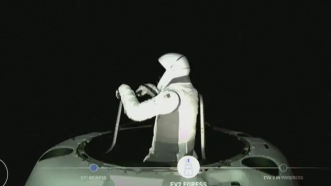 宇宙船の外に出たスペースXのエンジニアのサラ・ギリス氏