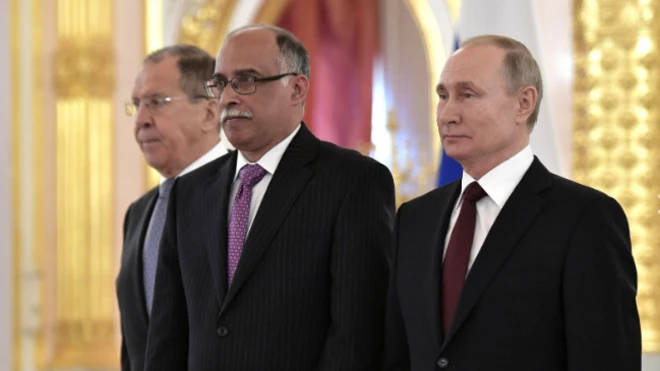 রাশিয়ার প্রেসিডেন্ট ভ্লাদিমির পুতিনের সাথে বাংলাদেশের রাষ্ট্রদূত কামরুল আহসান(মাঝে)