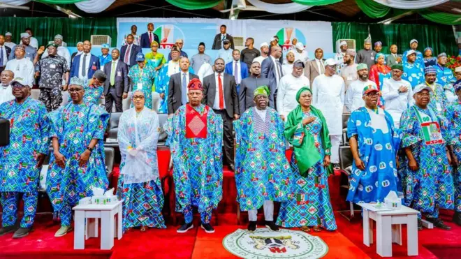 Aarẹ Bola Tinubu, iyawo rẹ; Oluremi, Igbakeji Aarẹ; Kashim Shettima atawọn ọmọ ẹgbẹ APC miran nibi ipade naa