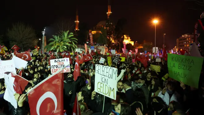 رقیب اصلی اردوغان در زندان؛ تظاهرات گسترده شبانه در استانبول