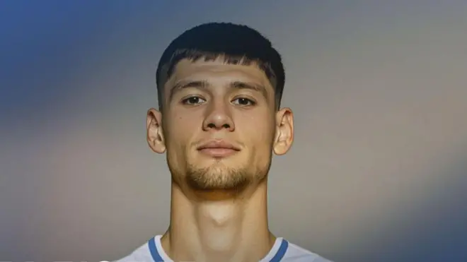 футболіст Владислав Бленуце у формі Динамо дивиться прямо в камеру 