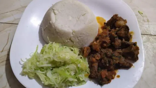 Ubugari bw'ibigori bw'ifu yera, amashu n'inyama biri ku isahani