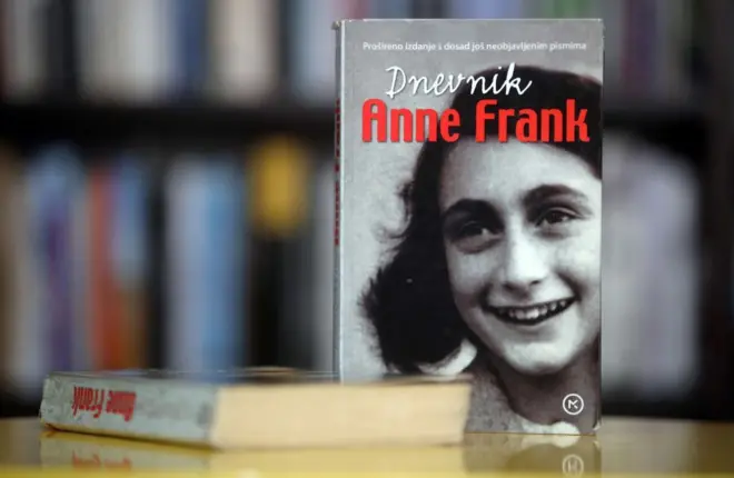 Un libro del diario de Ana Frank en una biblioteca
