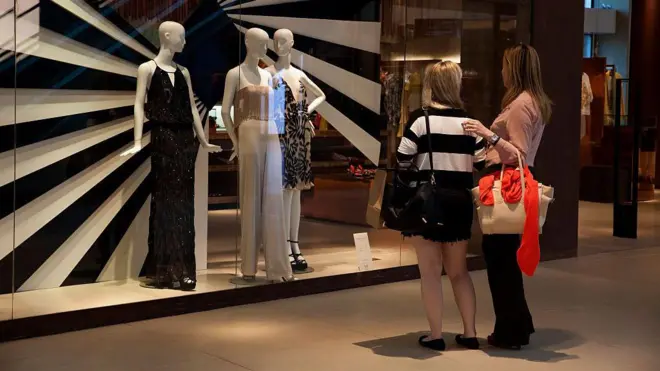 Consumidores observam a vitrine da loja Animal no Shopping Village Mall, no Rio de Janeiro.