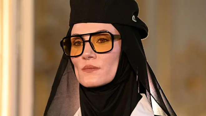 Başörtü üzerine ters şapka takmış bir manken