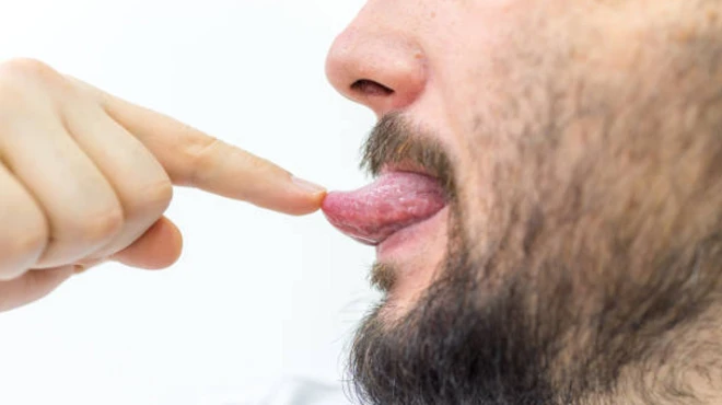 ผู้ชายแลบลิ้นแตะนิ้ว