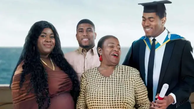 باستخدام مزيج من التصوير الفوتوغرافي والذكاء الاصطناعي، تمكنت أوجي أونواتشو من رؤية نفسها عند تخرج ابنها في عام 2025