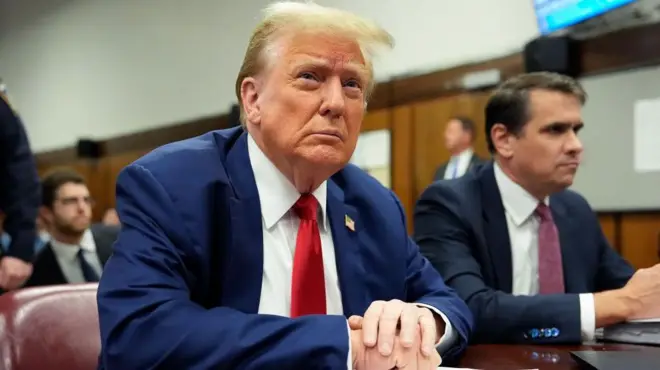 ترامب (يسار)