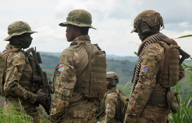 Abasirikare ba FARDC bambaye imyenda yabo bafite n'imbunda