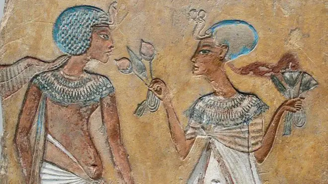 نقش بارز لزوجين ملكيين على طراز فن العمارنة