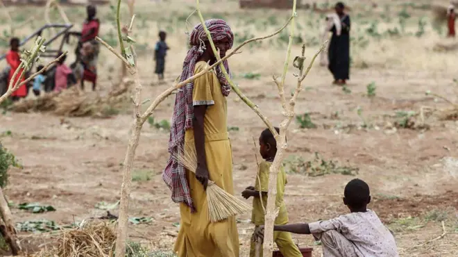 سيدة وأطفال في أحد مخيمات النزوح في الفاشر