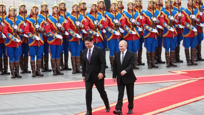 Президенты Монголии и России во время официальной встречи на площади Сухэ-Батора