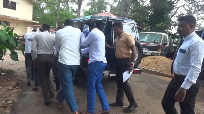 සබරගමුව විශ්වවිද්යාලයේ නවක වදය ලබා දීමේ සිද්ධිය සම්බන්ධයෙන් අපරාධ පරීක්ෂණ දෙපාර්තමේන්තුව (CID) විසින් අත්අඩංගුවට ගත් තවත් ජ්යෙෂ්ඨ සිසුන් 06 දෙනෙක් ලබන (16 වැනිදා) දක්වා රක්ෂිත බන්ධනාගාර ගත කරන ලෙස බලංගොඩ ප්රධාන මහේස්ත්රාත් භාග්යා දිල්රුක්ෂි වික්රමසිංහ අද (06) නියෝග කළාය.