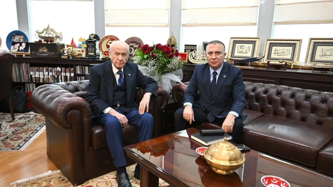 Devlet Bahçeli ve İzzet Ulvi Yönter yan yana oturuyorlar