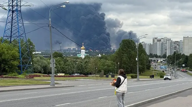 18 Haziran 2026 tarihinde, Moskova'nın güneydoğu banliyölerinde bulunan Rus petrol üreticisi Gazprom Neft'in Moskova petrol rafinerisi bölgesinden siyah duman yükseliyor. 