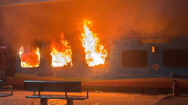 టాటా నగర్ ఎర్నాకుళం ఎక్స్ప్రెస్, మంటల్లో చిక్కుకున్న బోగీలు