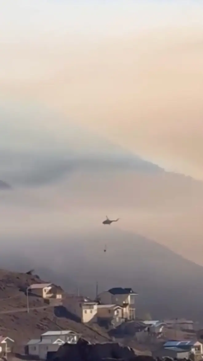 هلیکوپتر آبپاش در حال حمل آب