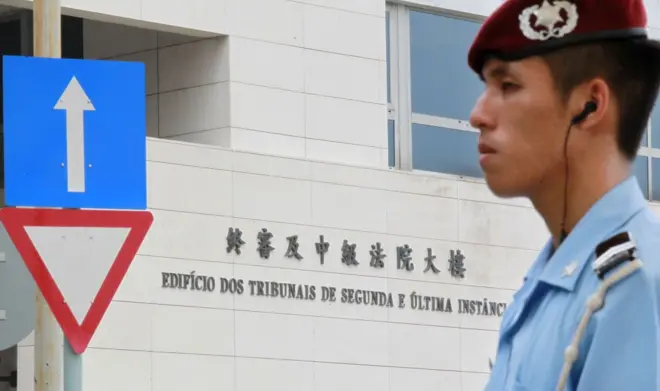 2012年5月31日,澳门警员在澳门法院外旁听欧文龙案宣判。